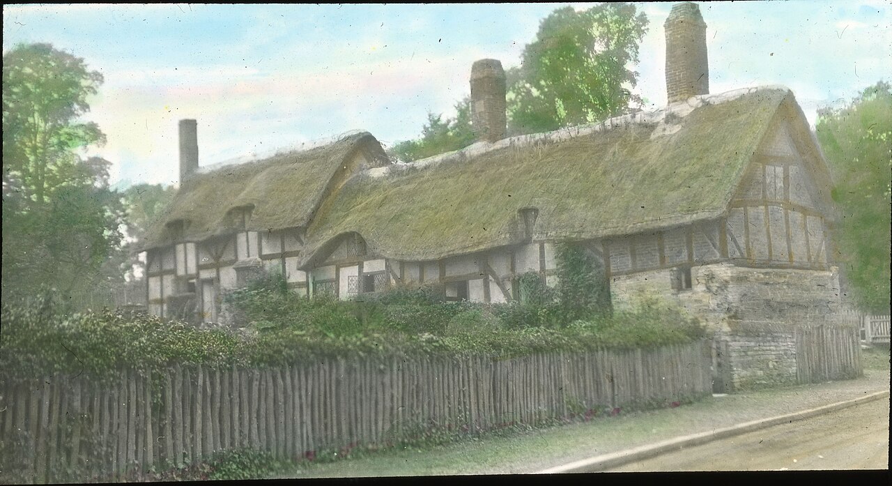 dog-friendly cottages fenced garden - Ann Hathaway's Cottage exterior - DPLA - c35020942d991895a7d95edb2c8720ce