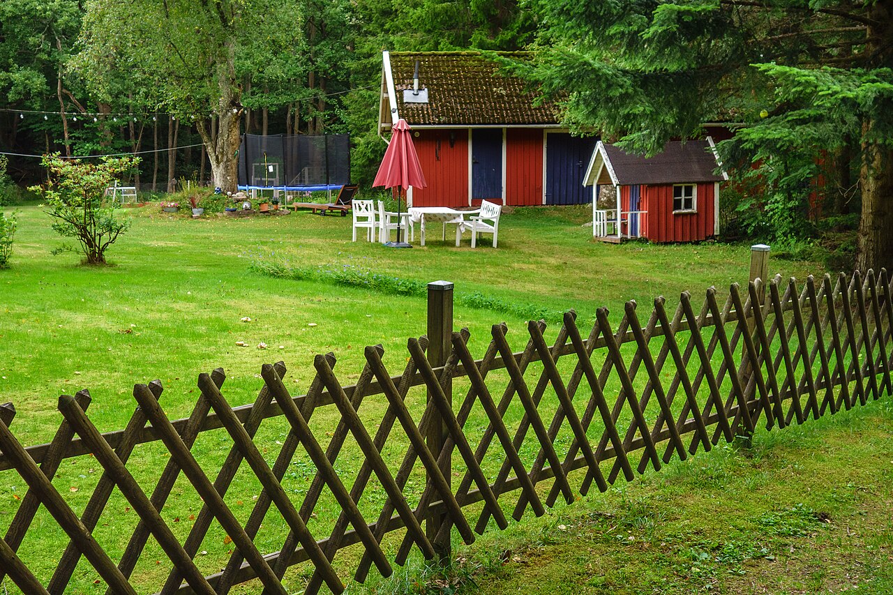 dog-friendly cottages fenced garden - Fence by a red cottage next to Myrstigen 1